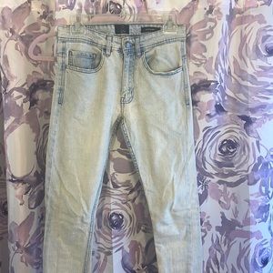 Men’s super skinny light wash jean. Size 28